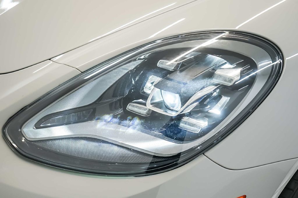 Thumbnail: 2023 Porsche Panamera - 25