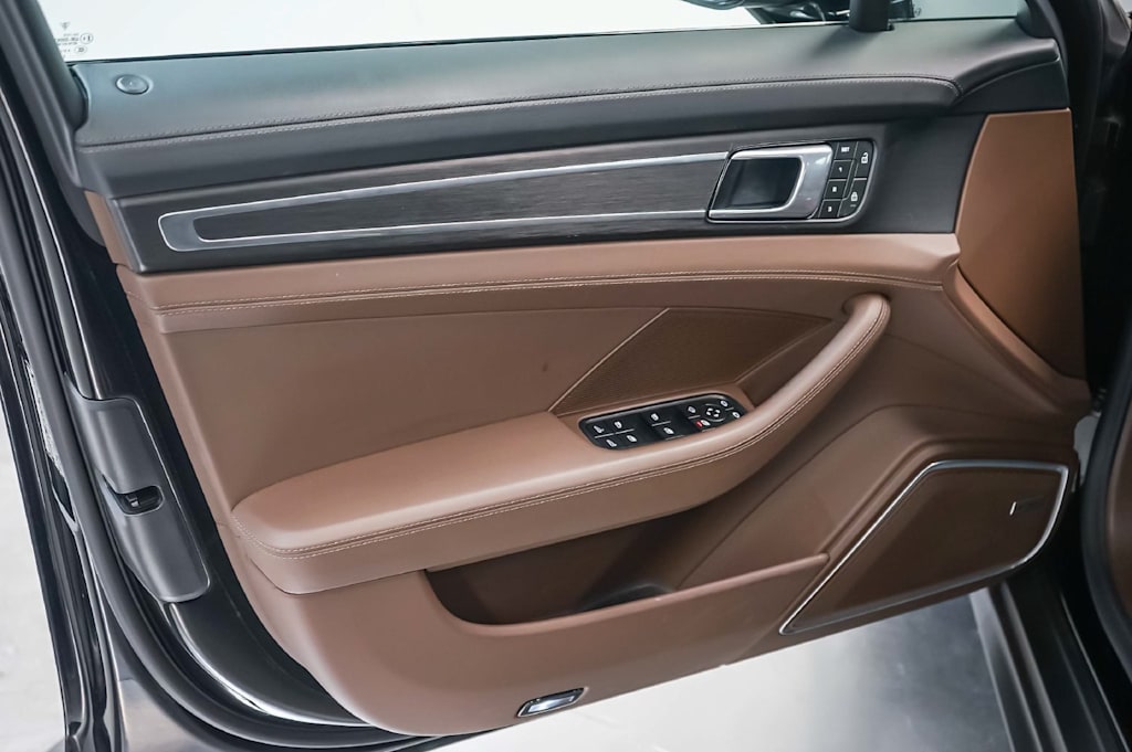Thumbnail: 2023 Porsche Panamera - 30