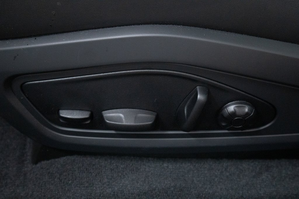 Thumbnail: 2025 Porsche Taycan - 21