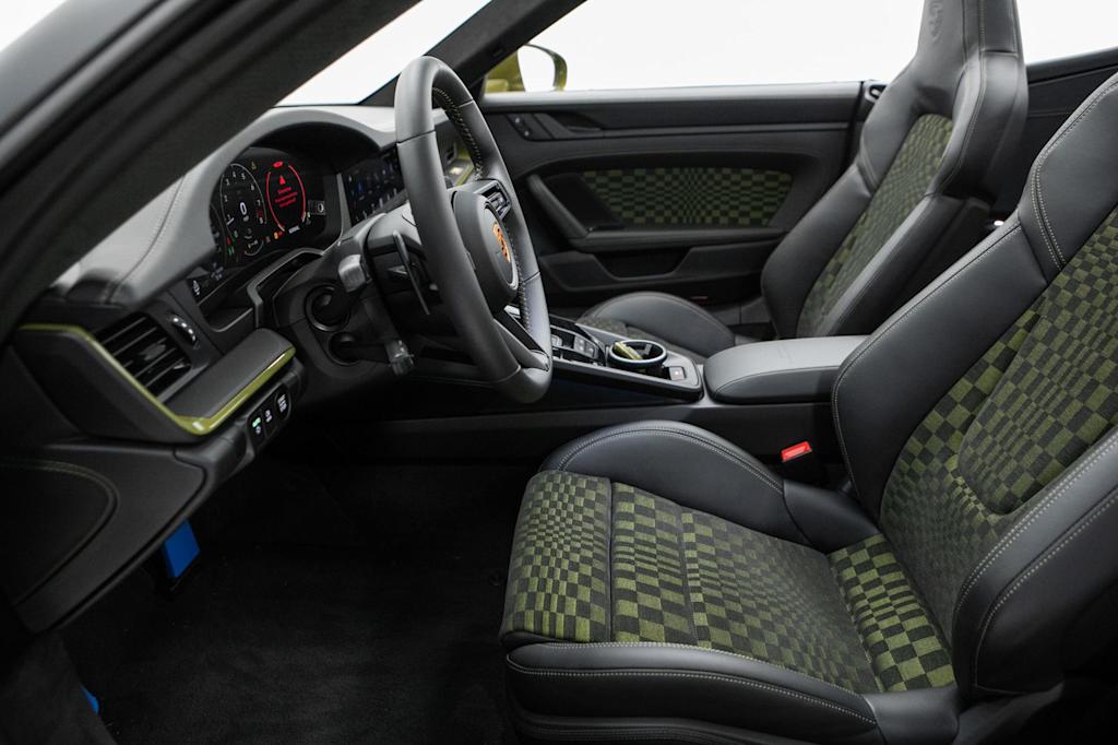 Thumbnail: 2026 Porsche 911 - 10