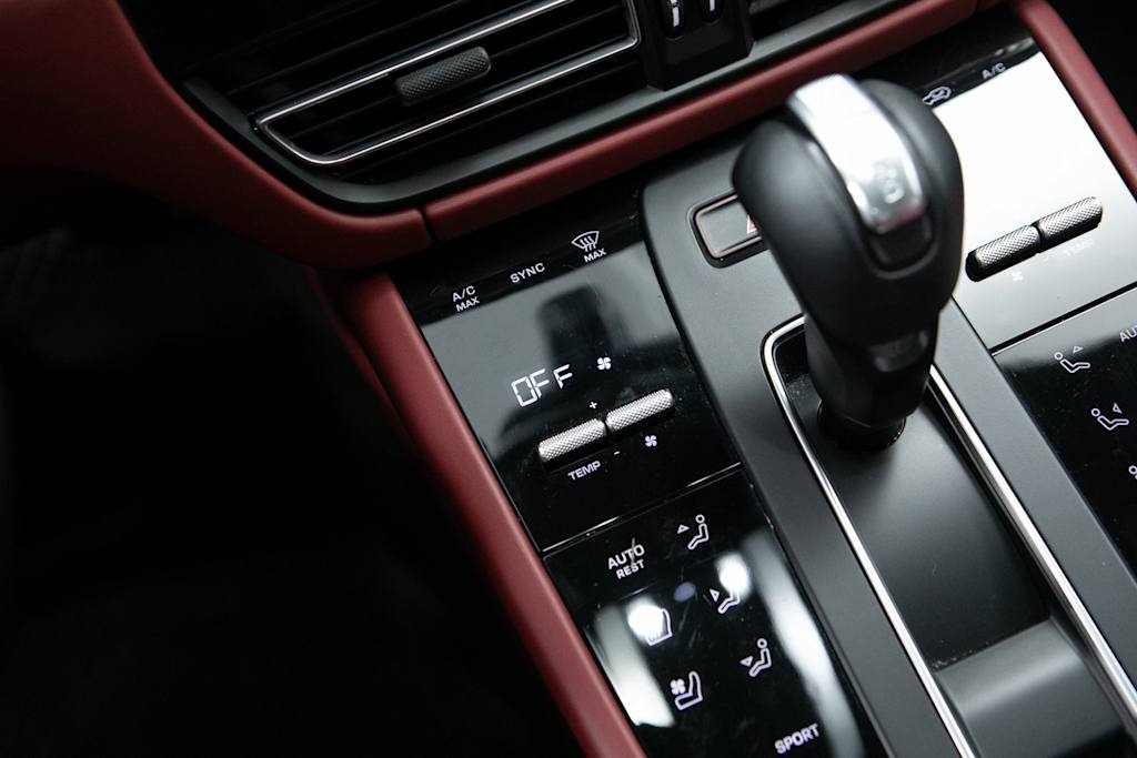 Thumbnail: 2022 Porsche Macan - 23