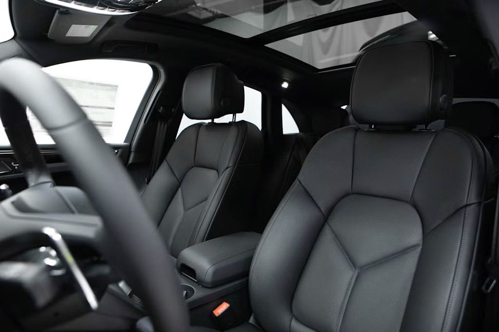 Thumbnail: 2026 Porsche Macan - 9