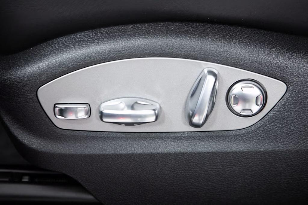Thumbnail: 2026 Porsche Macan - 26