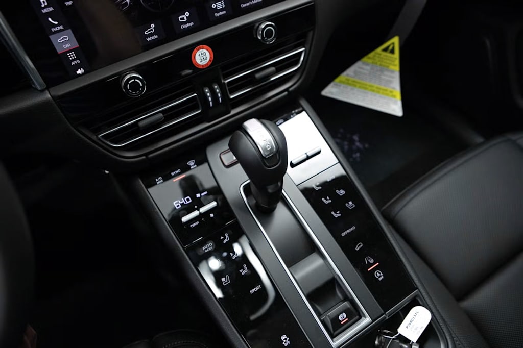 Thumbnail: 2026 Porsche Macan - 30