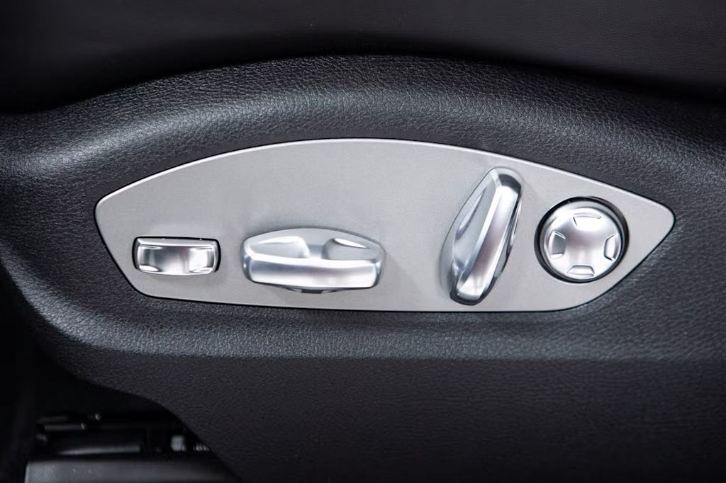 Thumbnail: 2026 Porsche Macan - 28