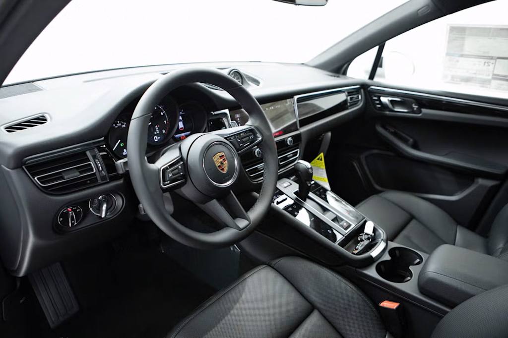 Thumbnail: 2026 Porsche Macan - 2