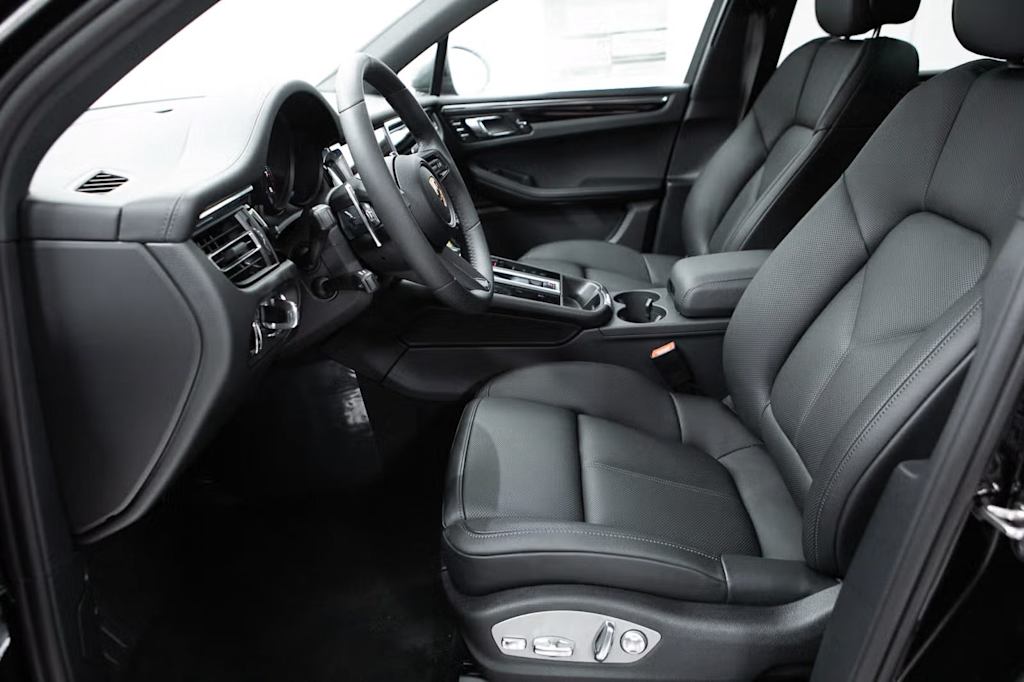 Thumbnail: 2026 Porsche Macan - 10
