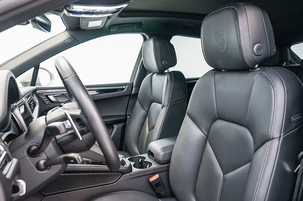 Thumbnail: 2026 Porsche Macan - 10