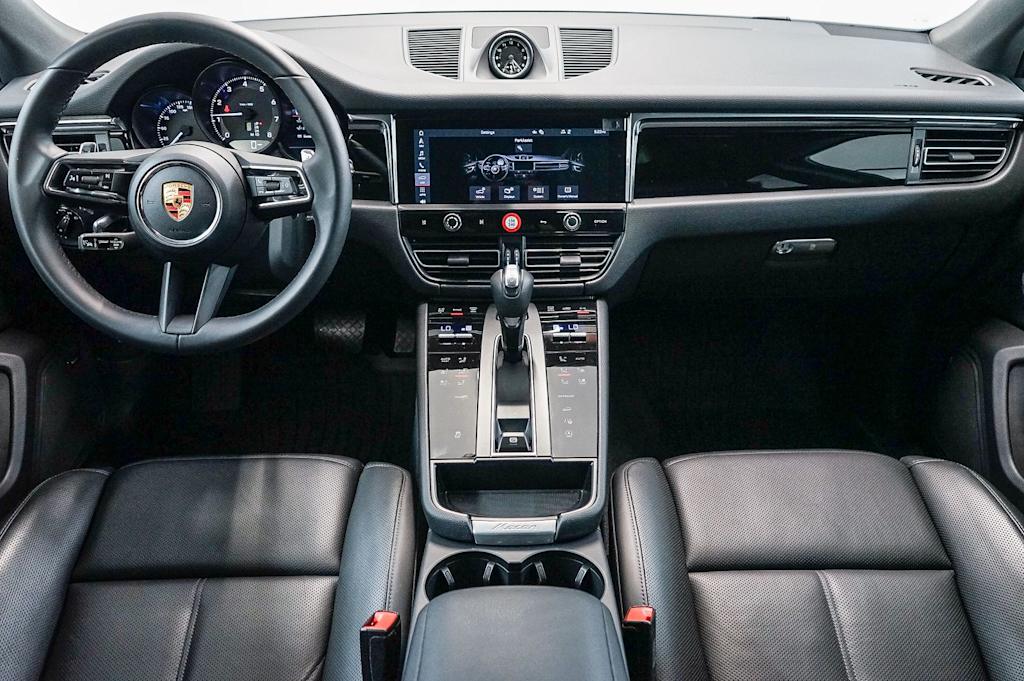 Thumbnail: 2026 Porsche Macan - 9