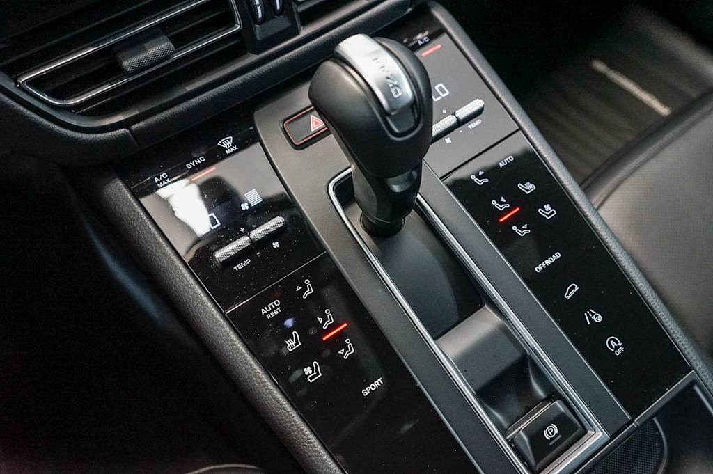 Thumbnail: 2026 Porsche Macan - 16