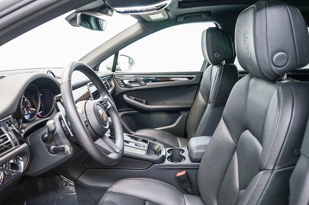 Thumbnail: 2026 Porsche Macan - 28