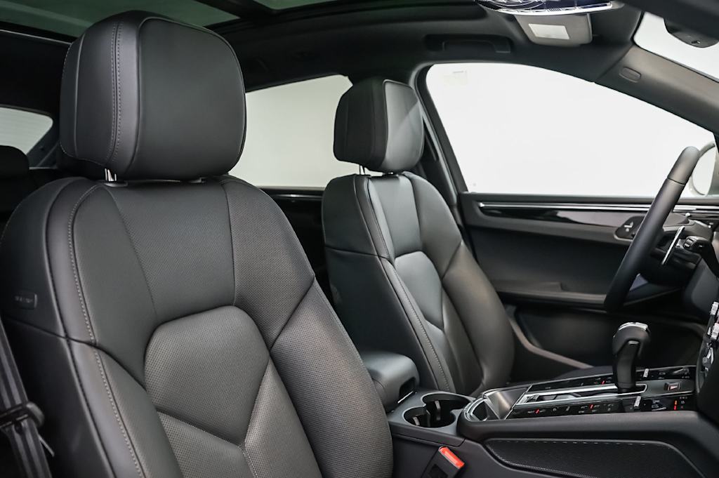Thumbnail: 2026 Porsche Macan - 12
