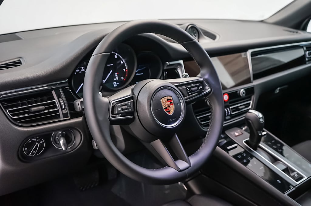Thumbnail: 2026 Porsche Macan - 2