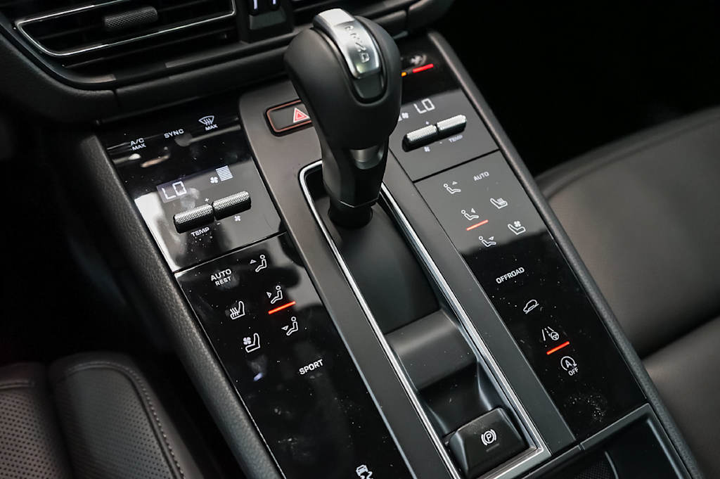 Thumbnail: 2026 Porsche Macan - 17