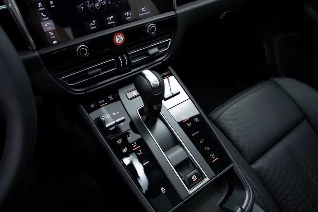 Thumbnail: 2025 Porsche Macan - 14