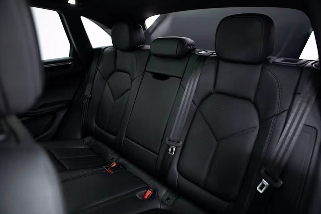 Thumbnail: 2025 Porsche Macan - 31