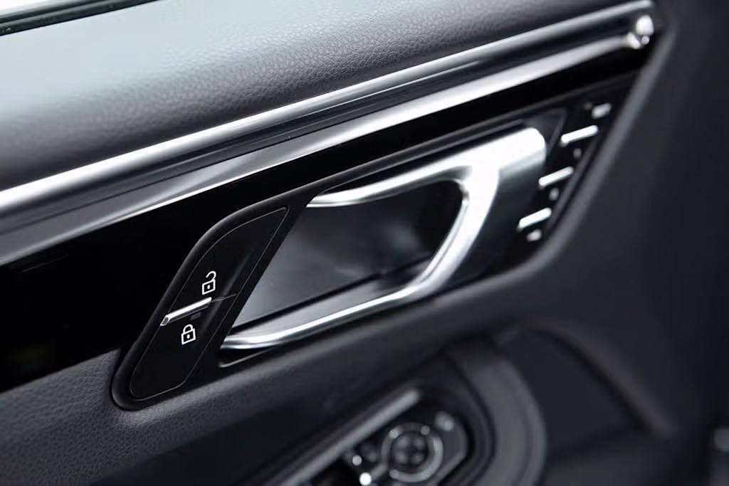 Thumbnail: 2025 Porsche Macan - 22