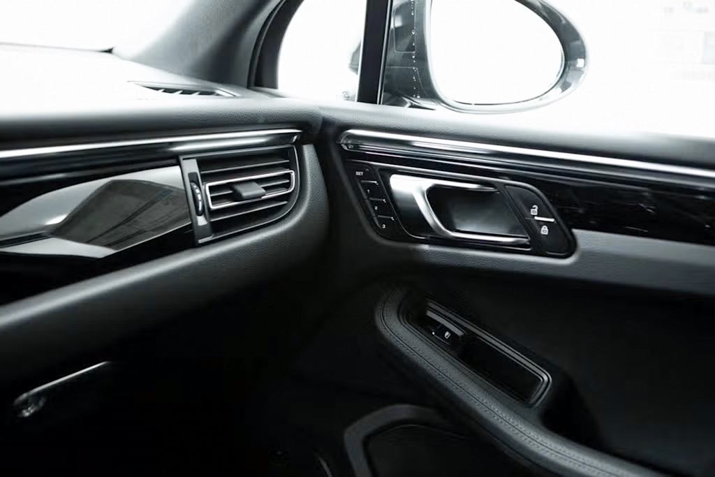 Thumbnail: 2025 Porsche Macan - 26