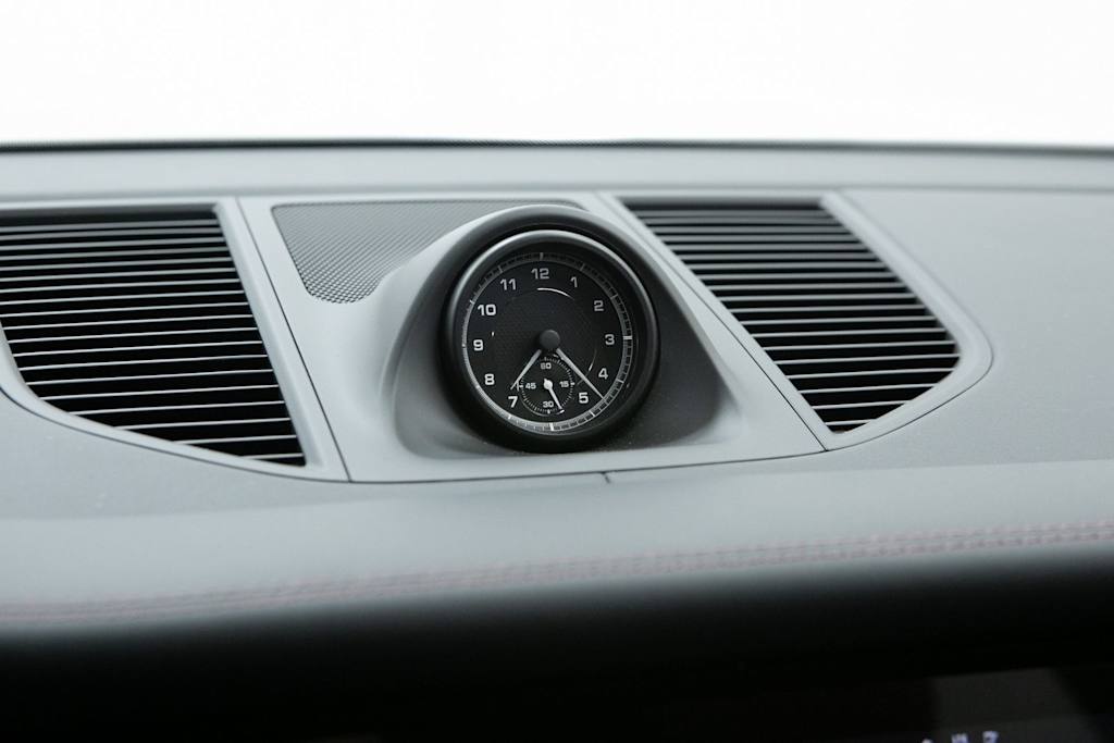 Thumbnail: 2025 Porsche Macan - 25