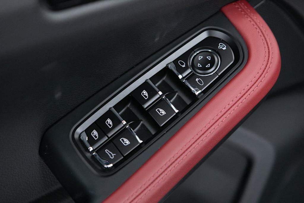 Thumbnail: 2025 Porsche Macan - 19