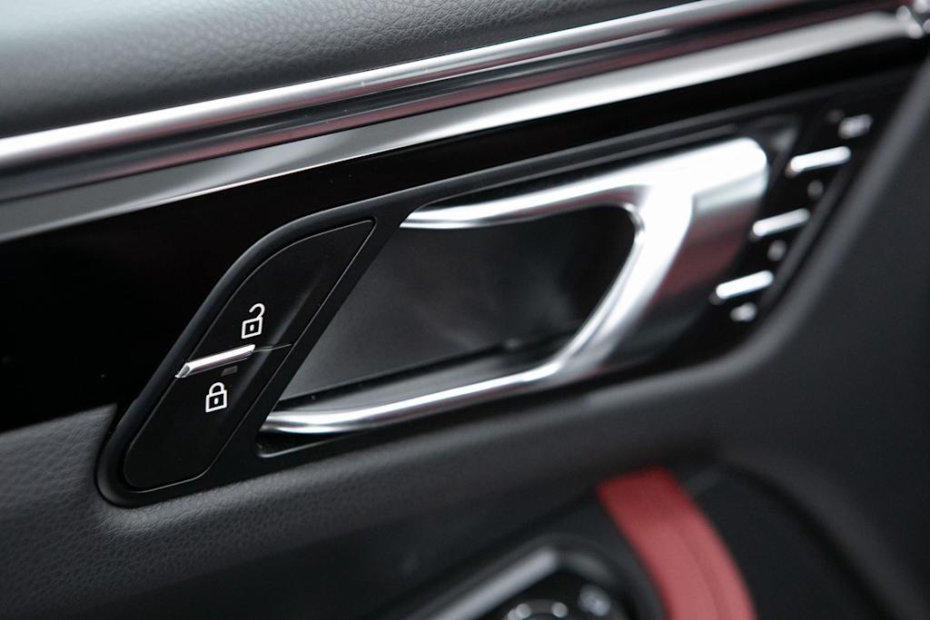 Thumbnail: 2025 Porsche Macan - 20