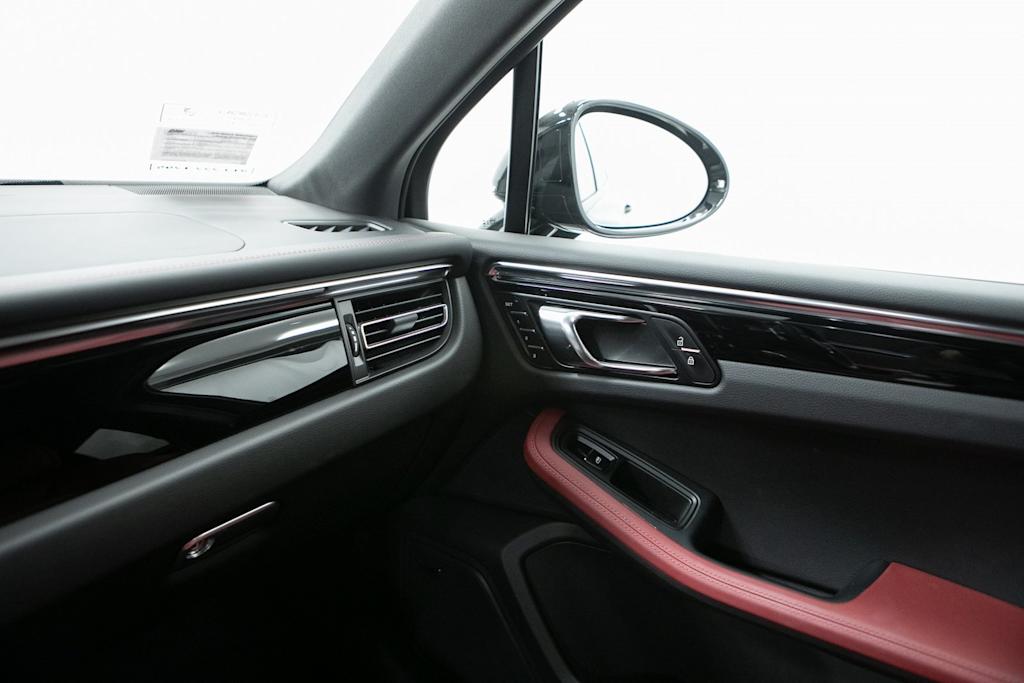 Thumbnail: 2025 Porsche Macan - 24