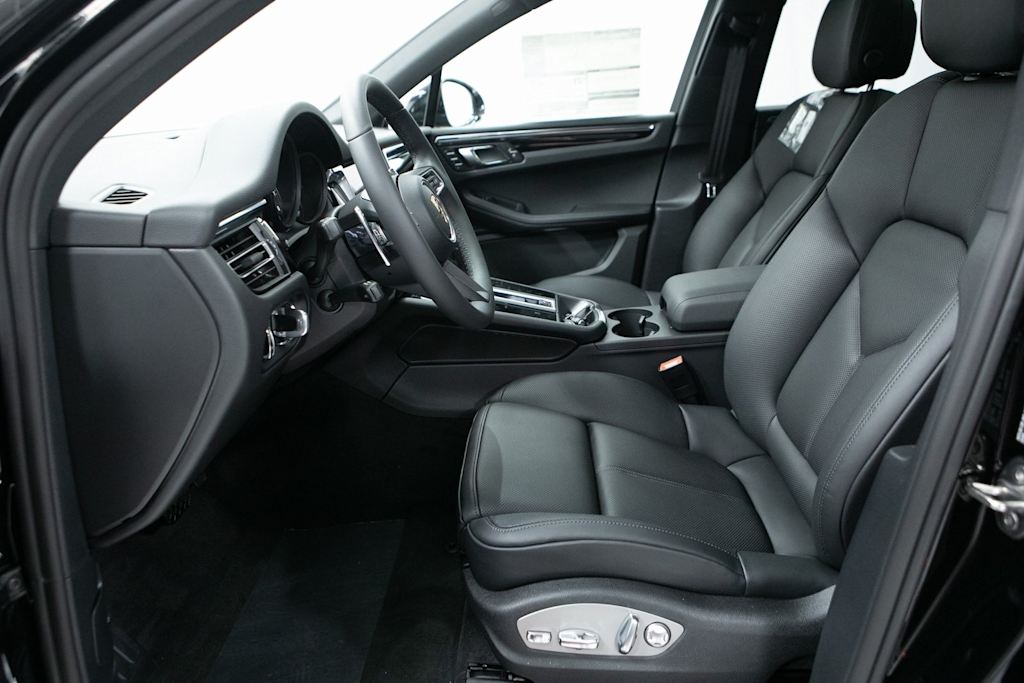 Thumbnail: 2026 Porsche Macan - 8