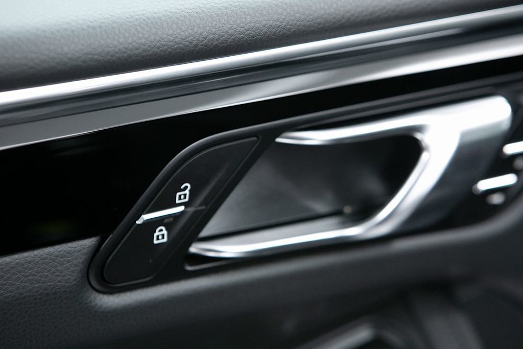 Thumbnail: 2026 Porsche Macan - 20