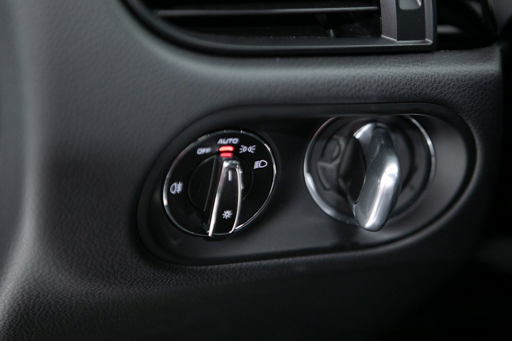 Thumbnail: 2026 Porsche Macan - 30