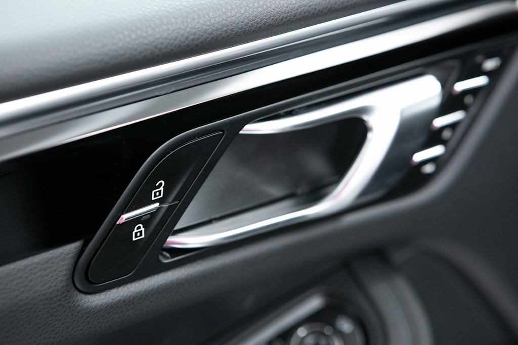 Thumbnail: 2026 Porsche Macan - 29