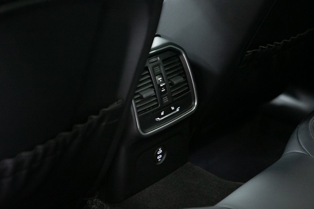 Thumbnail: 2026 Porsche Macan - 36