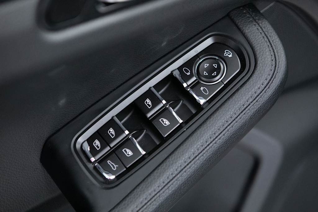 Thumbnail: 2026 Porsche Macan - 28