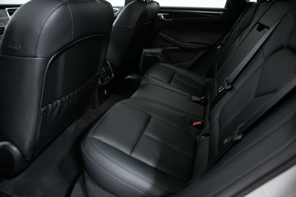 Thumbnail: 2026 Porsche Macan - 10