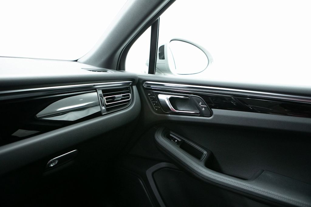 Thumbnail: 2026 Porsche Macan - 33