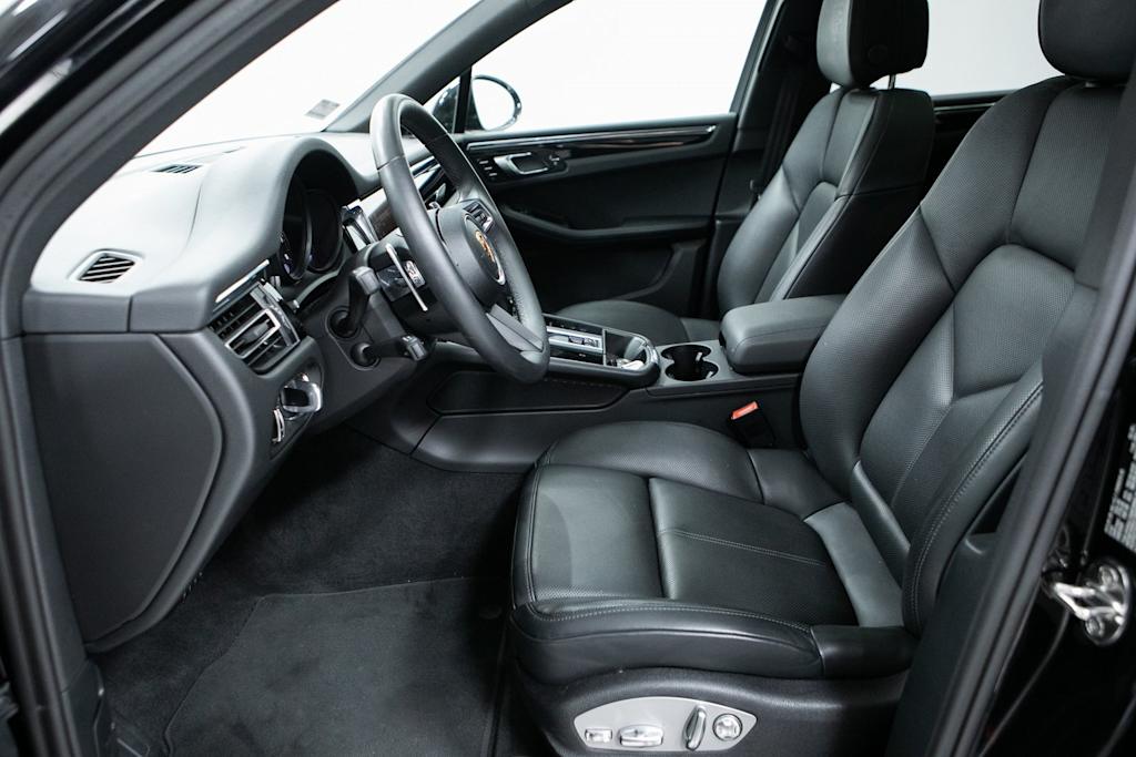 Thumbnail: 2026 Porsche Macan - 9