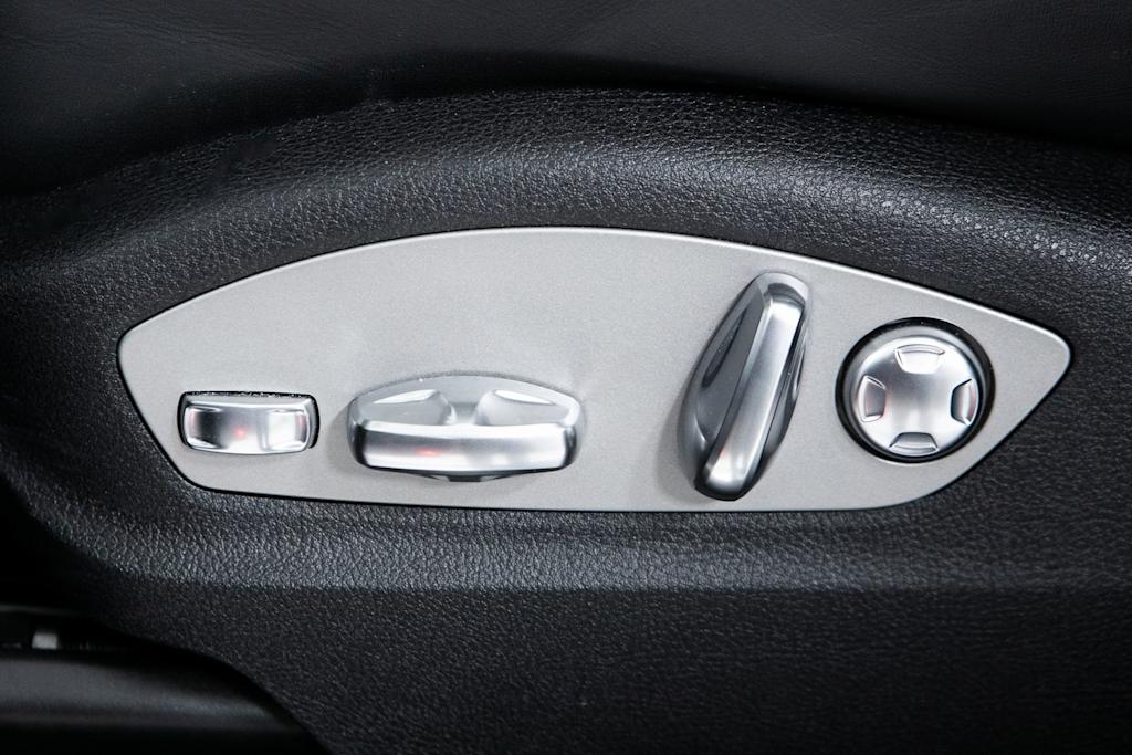 Thumbnail: 2026 Porsche Macan - 27