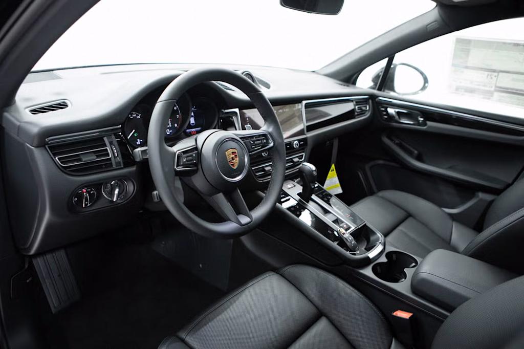 Thumbnail: 2026 Porsche Macan - 2