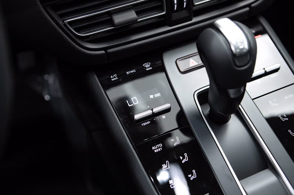 Thumbnail: 2026 Porsche Macan - 27