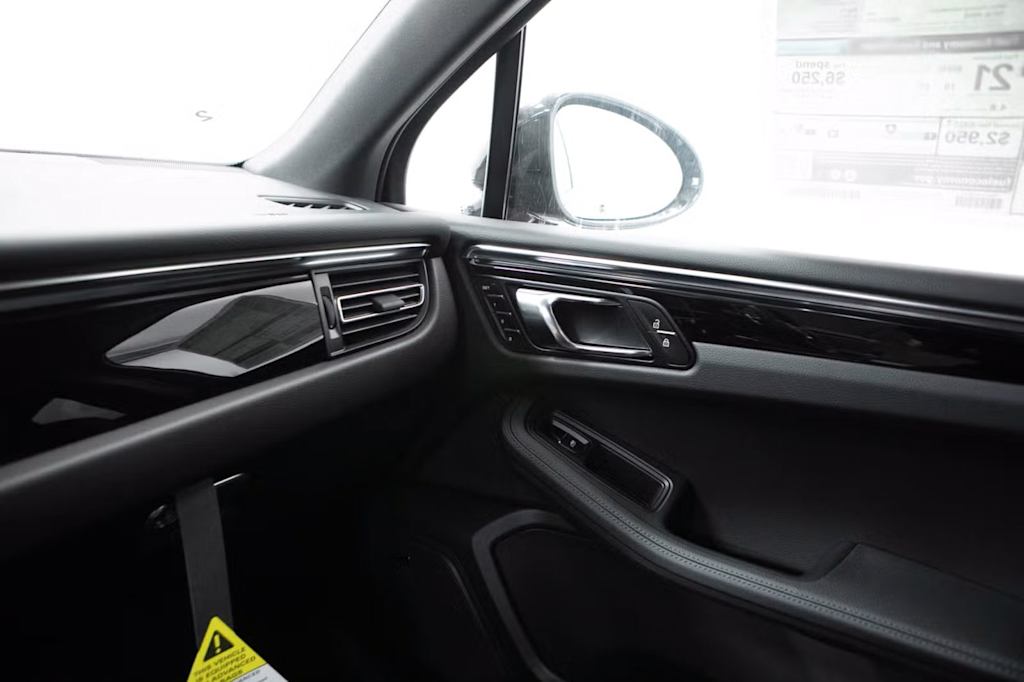 Thumbnail: 2026 Porsche Macan - 32