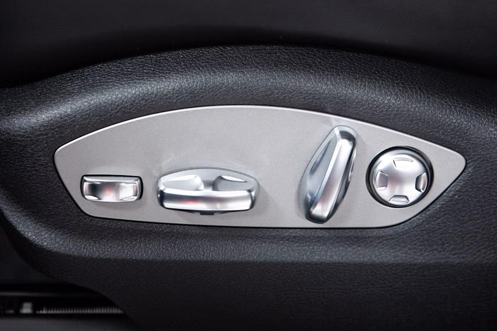 Thumbnail: 2026 Porsche Macan - 24