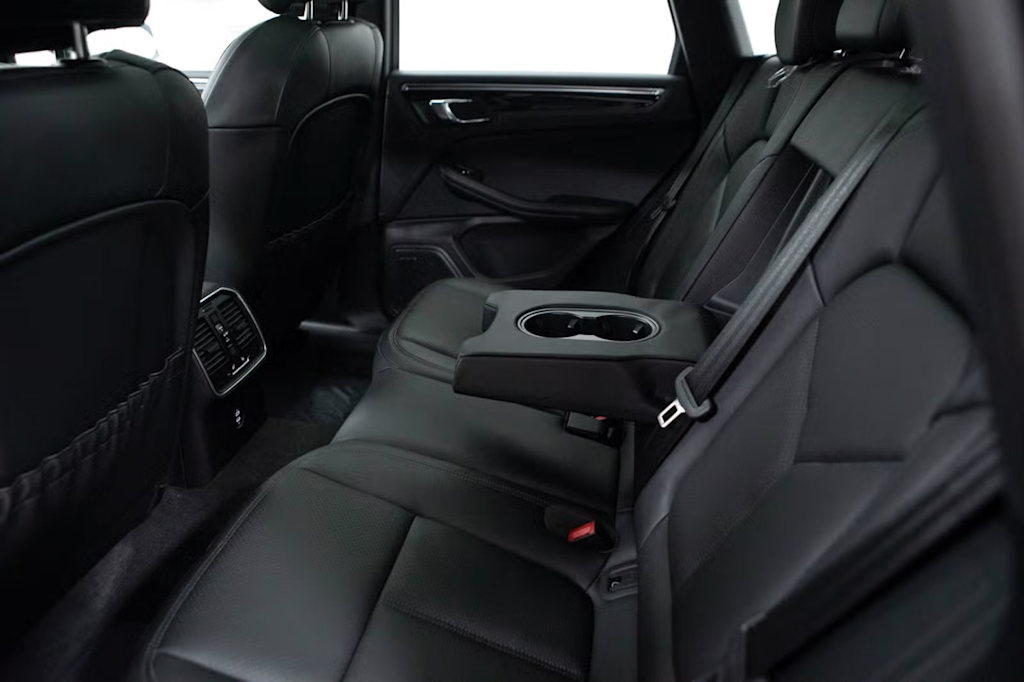 Thumbnail: 2026 Porsche Macan - 34