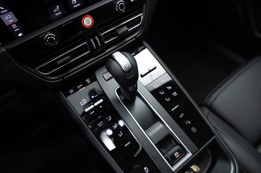 Thumbnail: 2026 Porsche Macan - 30