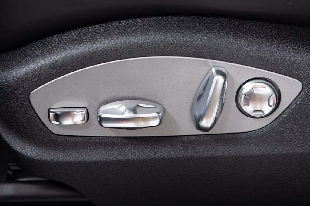 Thumbnail: 2026 Porsche Macan - 26