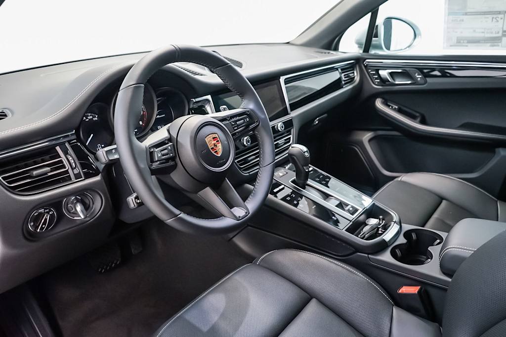 Thumbnail: 2026 Porsche Macan - 2