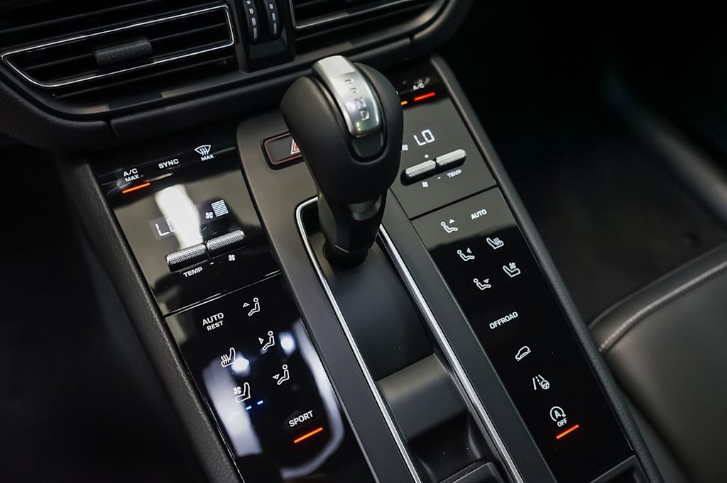 Thumbnail: 2026 Porsche Macan - 16