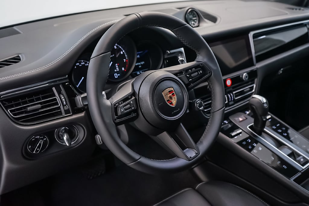 Thumbnail: 2026 Porsche Macan - 2