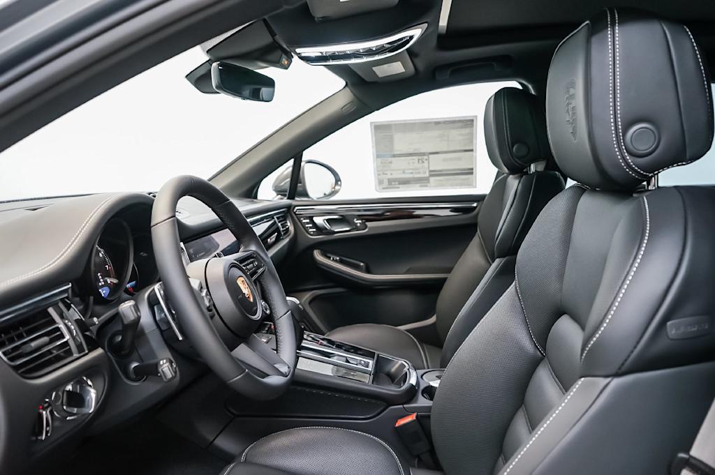 Thumbnail: 2026 Porsche Macan - 27
