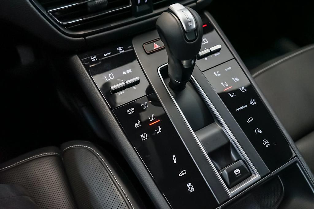 Thumbnail: 2026 Porsche Macan - 17