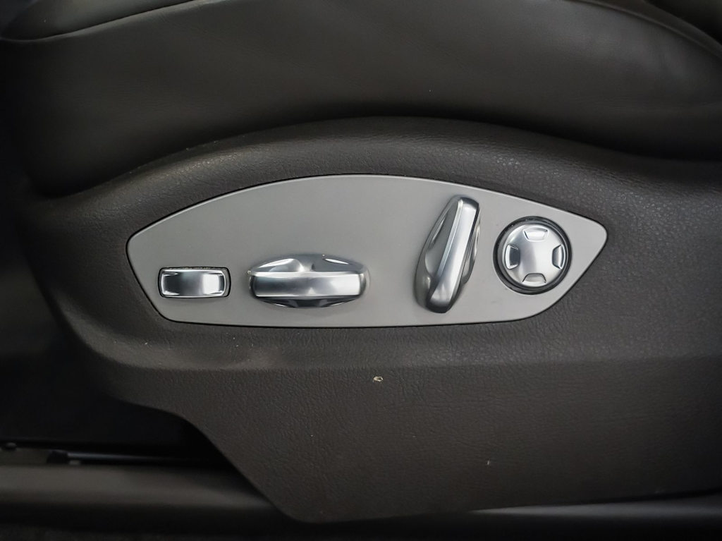 Thumbnail: 2023 Porsche Macan - 29