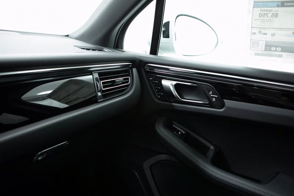 Thumbnail: 2025 Porsche Macan - 26